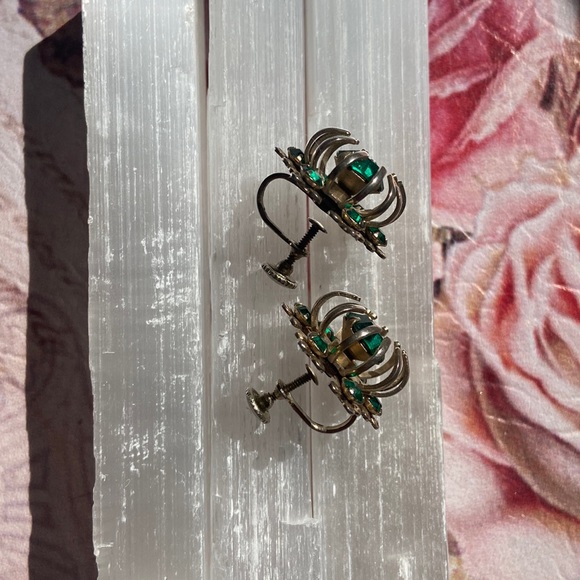 Vintage 1950s Emerald Green Rhinestone Earrings - Picture 6 of 9